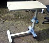 Mesita de comer para pacientes en cama