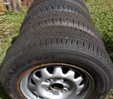 LLANTAS Y AROS 13 EN PERFECTO ESTADO VENDO O CAMBIO