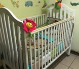 Cuna Blanca Marca Fisher Price con Colchón, Edredón, Protectores, Sáb
