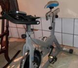 Una Caminadoras Y Una Bisicleta de Ejer