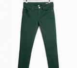 Hermoso pantalón verde de MANGO
