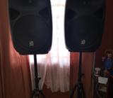 Se Venden 2 Parlantes con Pedestal Marca