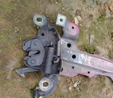 Sentra B14 Tranca Tapa de Motor