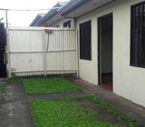 SE CAMBIA O SE VENDE LOTE CON OCHO CASAS