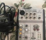 Mixer Behringer de 4 Canales