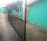 SE CAMBIA O SE VENDE LOTE CON OCHO CASAS